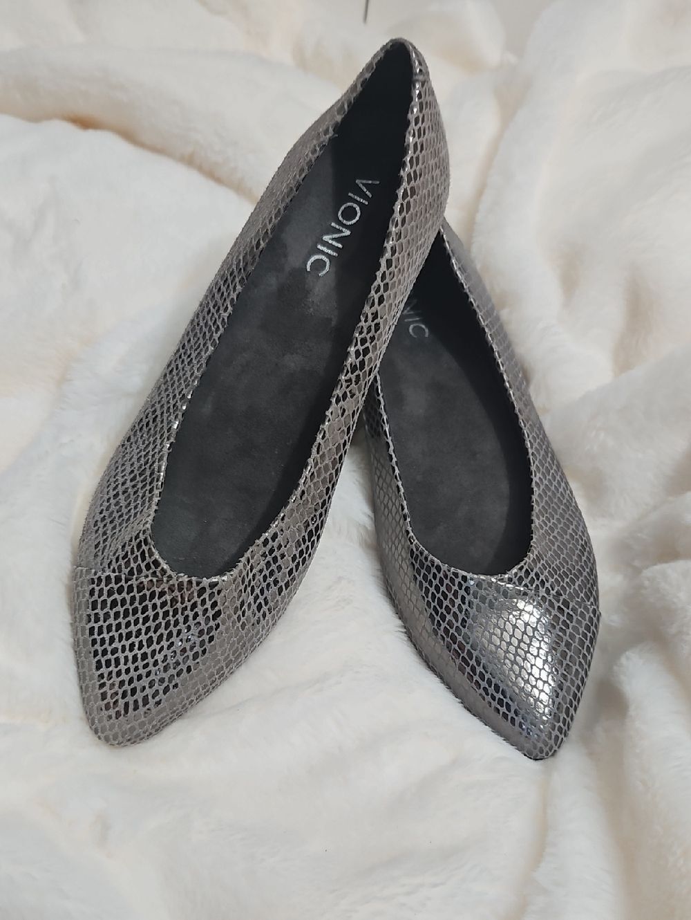 Vionic Caballo Pointed Toe Flats – Metallic Silver Snake Print – Women's Size 7